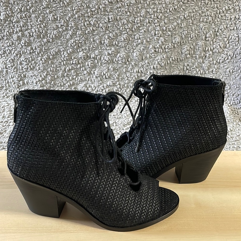 Eileen Fisher Slew Lace Up Booties Peep Toe 9 shoe